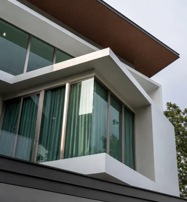 Glass-to-glass corners